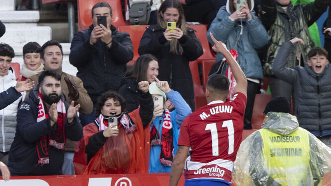 Uzuni celebra uno de los goles marcados a la Real Sociedad