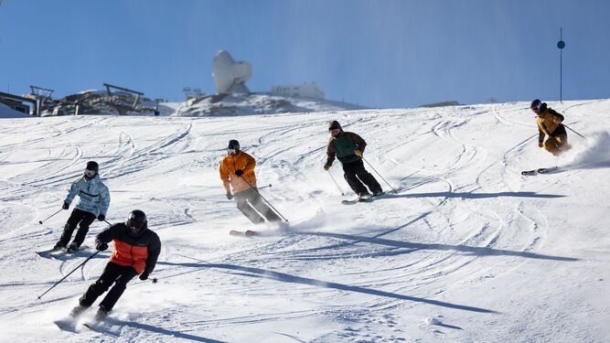 Personas esquiando en la estación de esquí de Sierra Nevada