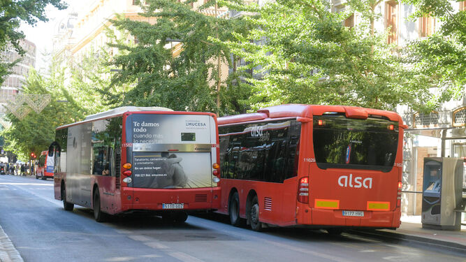 Autobuses por la Gran Vía de Granada