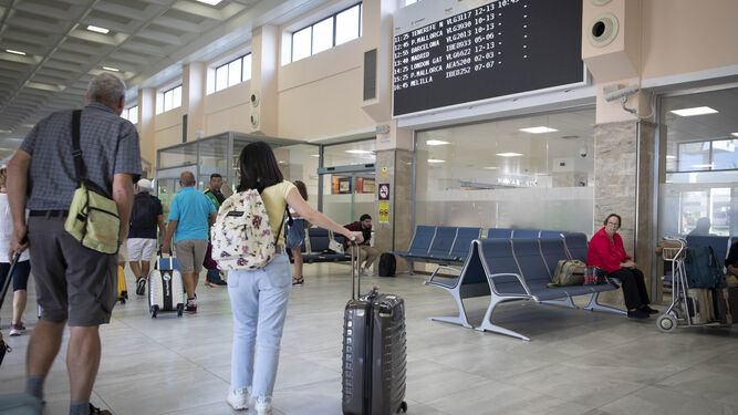 Viajeros en el Aeropuerto de Granada