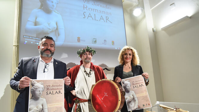 El alcalde de Salar y la diputada de Turismo presentando las Jornadas Romanas de Salar