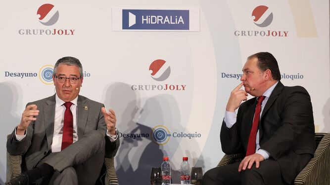 Francisco Salado, presidente de la Diputación de Málaga, y David Toscano, homólogo en Huelva, dialogan durante el desayuno-coloquio del Grupo Joly.