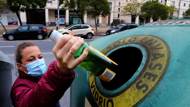 El reciclaje de vidrio en Granada evitó la emisión de 7.200 toneladas de CO2