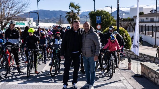 El alcalde de Otura, Nazario Montes celebra el  Día de la Bicicleta