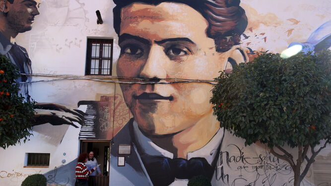 Retrato de Federico García Lorca  pintado en la fachada de la casa  natal  del poeta en Granada