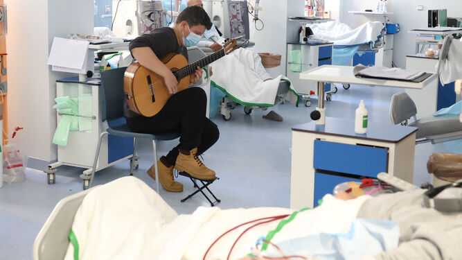El guitarrista durante la hemodiálisis