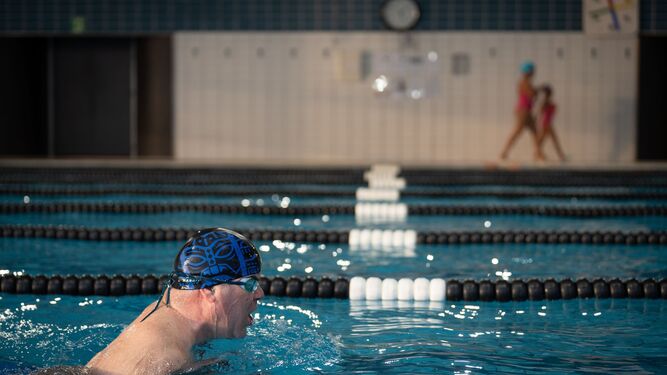 Imagen de archivo de una persona que realiza ejercicio físico en una piscina.