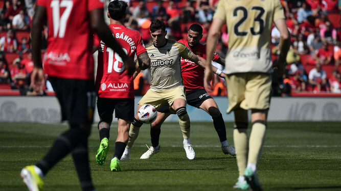 Lucas Boyé trata de proteger el balón ante un rival