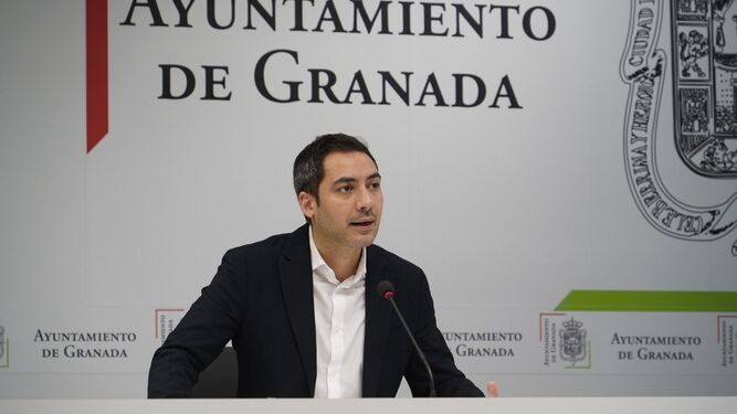 El concejal del PSOE, Eduardo Castillo, en rueda de prensa