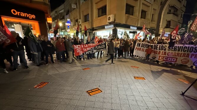 Los trabajadores de Motril se concentran para protestar por la decisión municipal de privatizar el servicio de limpieza