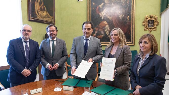 Imagen de la firma del convenio entre la Junta y el Ayuntamiento de Granada