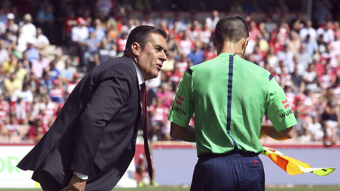 José Ramón Sandoval conversa con un colegiado en su anterior etapa en el Granada CF.
