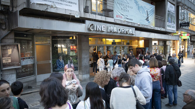 Cola de los asistentes a la proyección de 'La sociedad de la nieve' en el cine Madrigal  de Granada