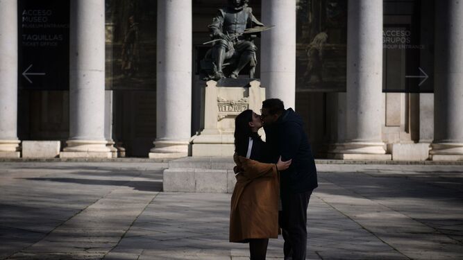 Una pareja se besa en una imagen de archivo.