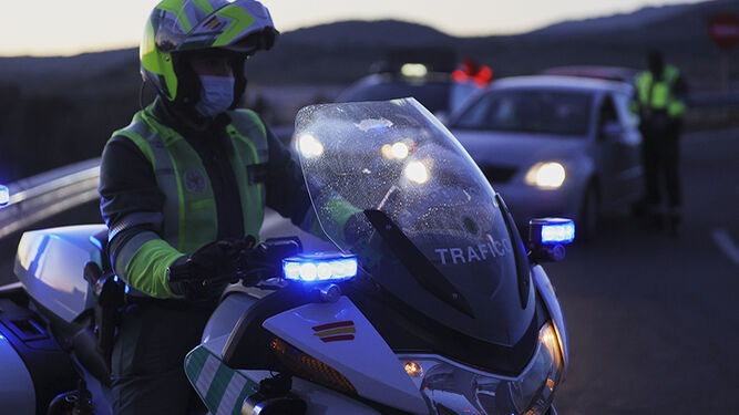 Imagen de archivo de un agente de la Guardia Civil en una motocicleta