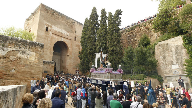 Locales y turistas viviendo la salida de Santa María de la Alhambra a las afueras del monumento