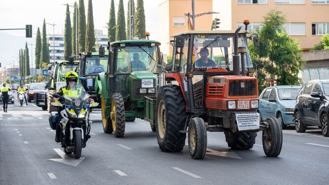 Tractores y otros vehículos agrícolas se movilizan por distintas calles de Granada