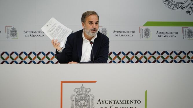 El concejal del PSOE de Granada, Jacobo Calvo, en rueda de prensa