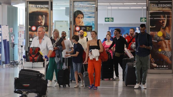 Varios turistas llegan al aeropuerto de Málaga.