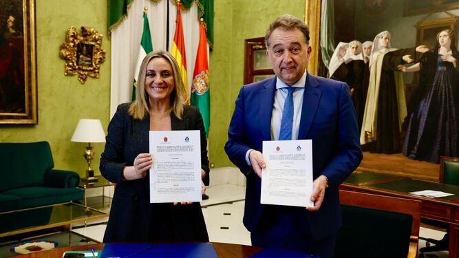 Firma del acuerdo entre el Ayuntamiento y Emasagra.