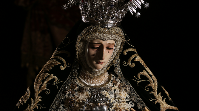 Nuestra Señora del Amor y el Trabajo en el Devoto Besamanos en su honor, Viernes de Dolores 2024