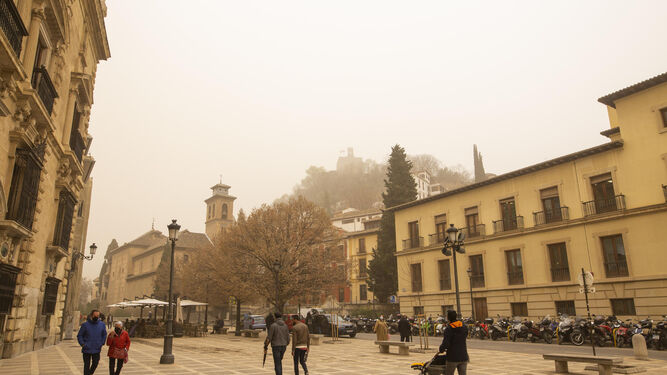 Imagen de archivo del fenómeno de calima de 2022 en Granada.
