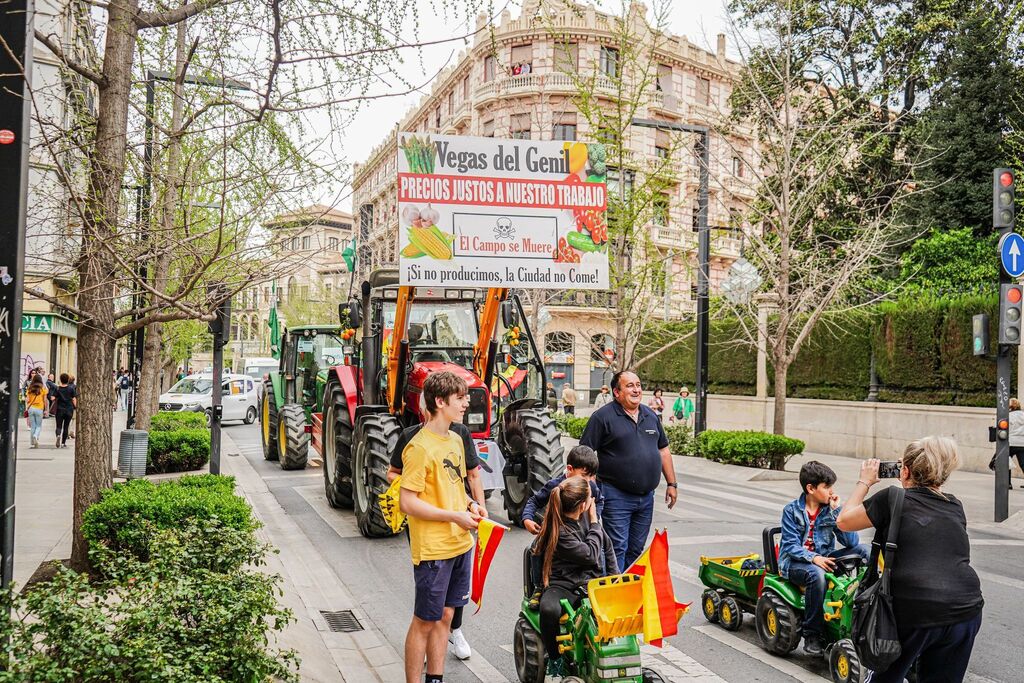 Las mejores fotos de la tractorada de Granada de este Viernes de Dolores