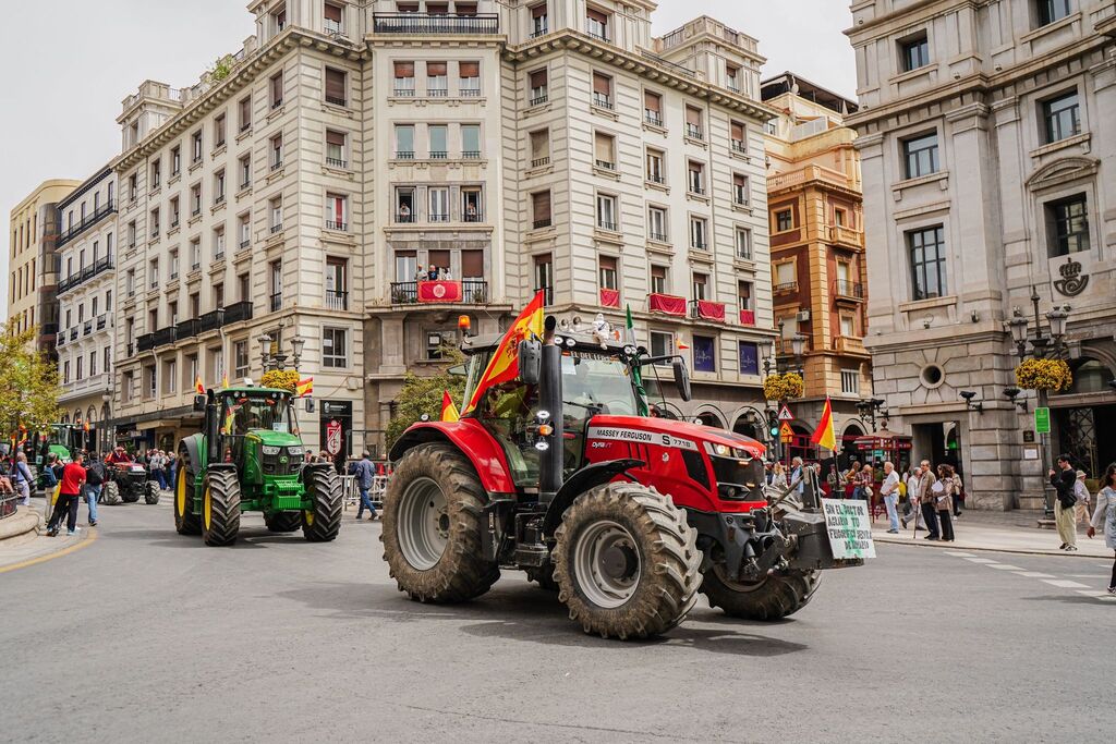 Las mejores fotos de la tractorada de Granada de este Viernes de Dolores