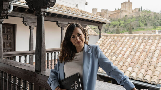 Noelia Muñoz, con su nuevo libro y la Alhambra de fondo