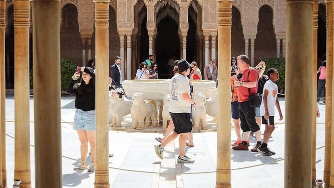 Turistas  en la Alhambra  de Granada