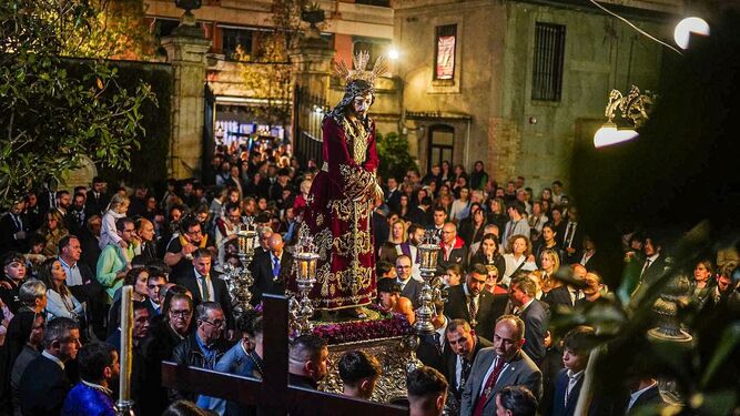 Los vía crucis y besapiés coronan las vísperas de la Semana Santa