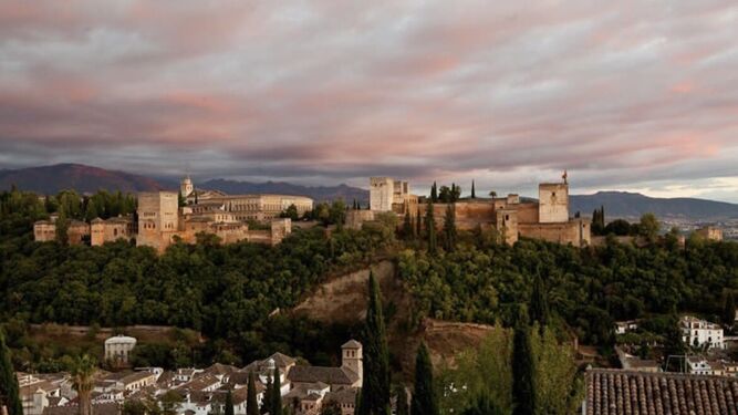 La Alhambra cierra sus accesos con Granada por prevención ante el viento