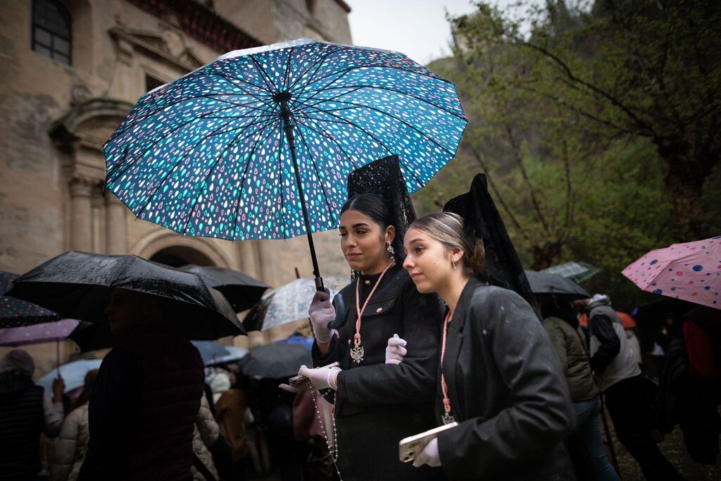 Fotos: La lluvia agudiza el dolor de los granadinos al impedir la salida de Dolores