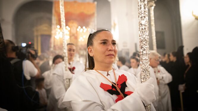 Hermana de la Cofradía de los Dolores en la Semana Santa de Granada 2024