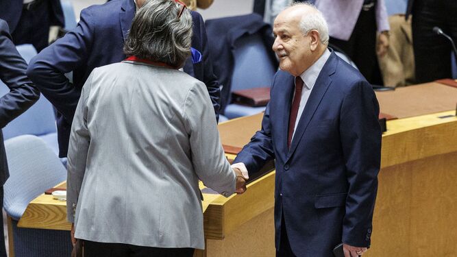 El embajador palestino Riyad Mansour le da la mano a su homóloga de Estados Unidos Linda Thomas-Greenfield  en la ONU.