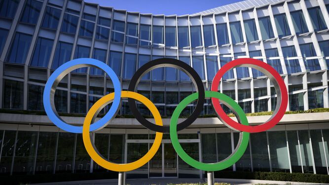 Los aros olímpicos en la sede del COI.