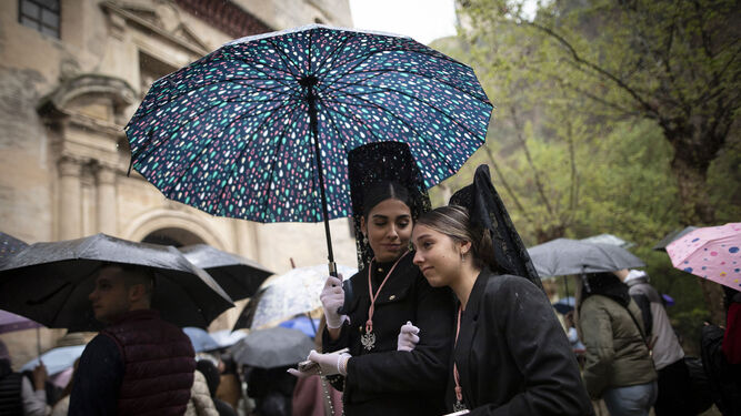 Los paraguas ya fueron obligatorios el Lunes Santo de Granada