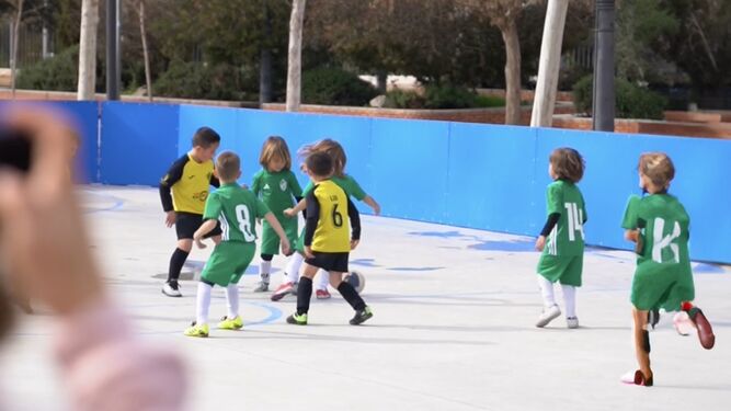 Un equipo de niños jugando al fútbol sala en Atarfe.