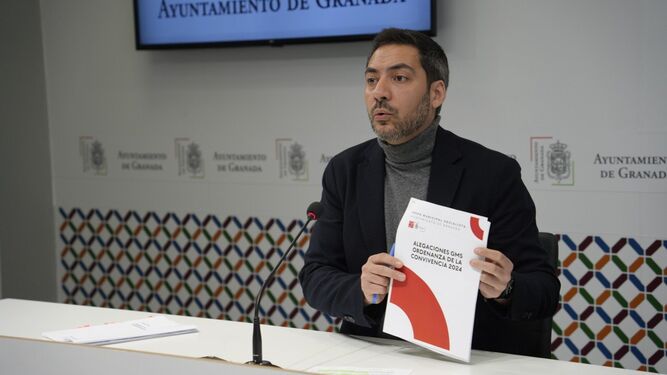 Eduardo Castillo en la presentación de las alegaciones a la Ordenanza de Convivencia