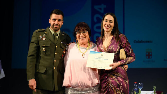 Los dos premiados, Esteban Montoya y María del Carmen Rodríguez, en el momento de recoger su premio .