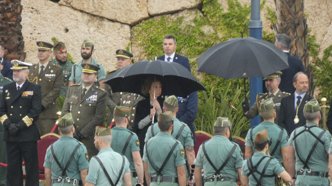 La reina Sofía, en Málaga, preside el desembarco de la Legión este Jueves Santo.