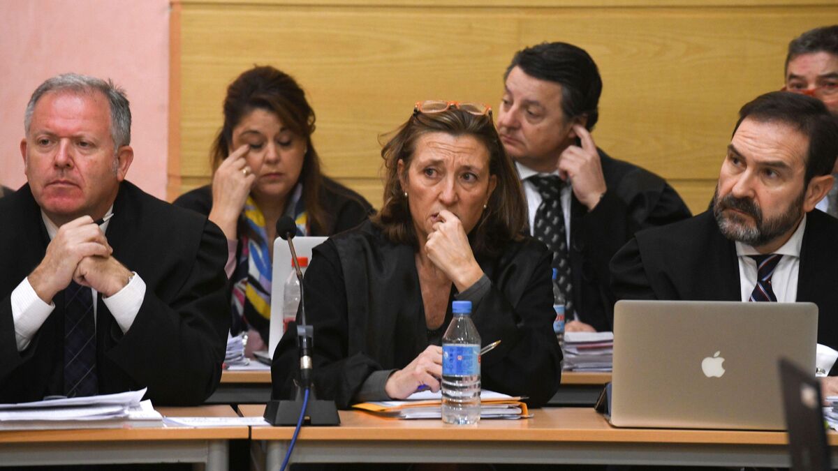 Isabel Nieto (en el centro de la fila delantera), durante el juicio del Caso Serrallo