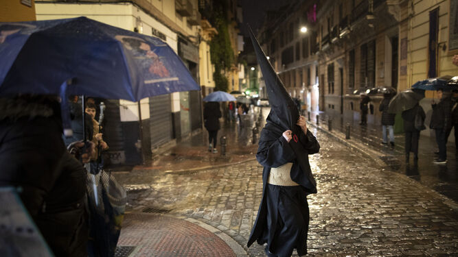 La lluvia ha marcado esta Semana Santa en Granada.