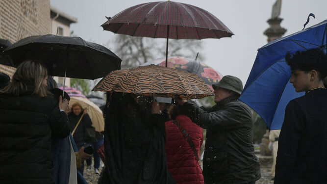Cientos de paraguas para ver a La Alhambra este sábado en su templo.