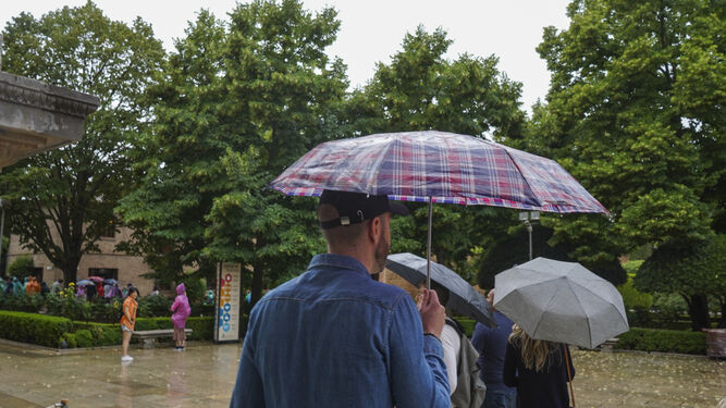 Un grupo de turistas se protege de la lluvia en una imagen de archivo.