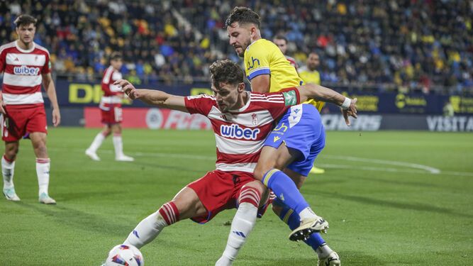 Lucas Boyé protege el balón en el partido ante el Cádiz
