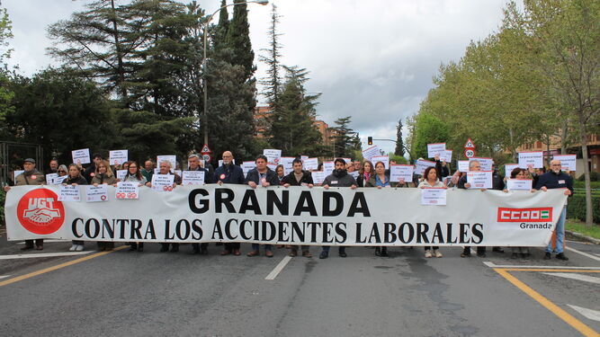 Imagen de la concentración de los sindicatos para denunciar la muerte de un trabajador