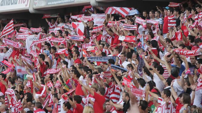 Aficionados del Granada CF animan al equipo en un partido