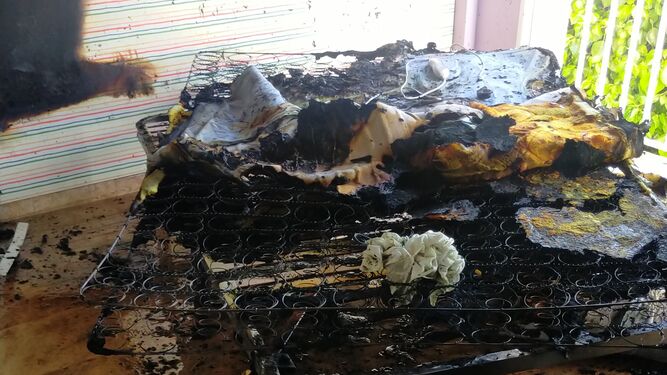 Imagen de la vivienda y los restos del incendio