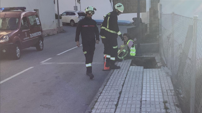 Rescatan a una mujer tras caer por un agujero de dos metros que se abrió de buenas a primeras  en Almuñécar